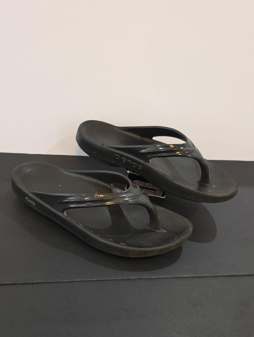 OOFOS Women's Black Recovery Flip Sandals Size 9